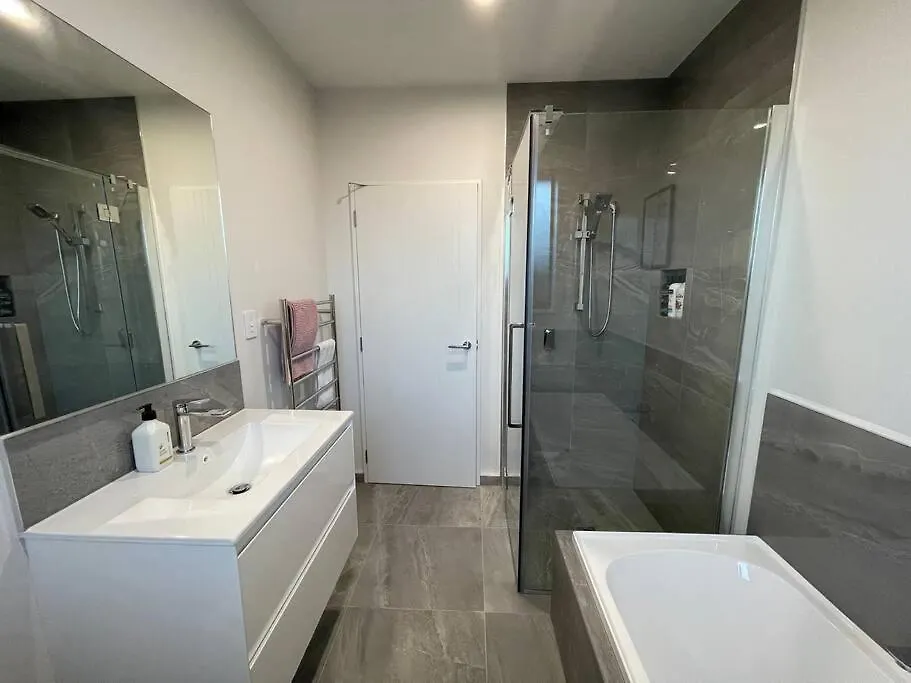 Luxury Brand New 4 Bedroom Family Retreat Christchurch 0*,