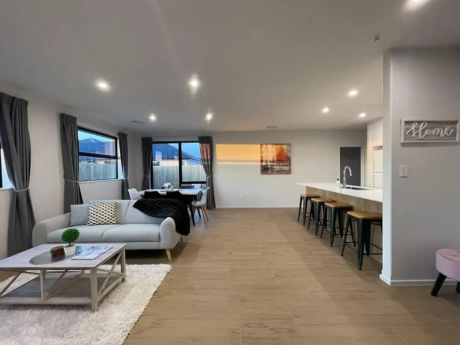 Dom wakacyjny Luxury Brand New 4 Bedroom Family Retreat Christchurch